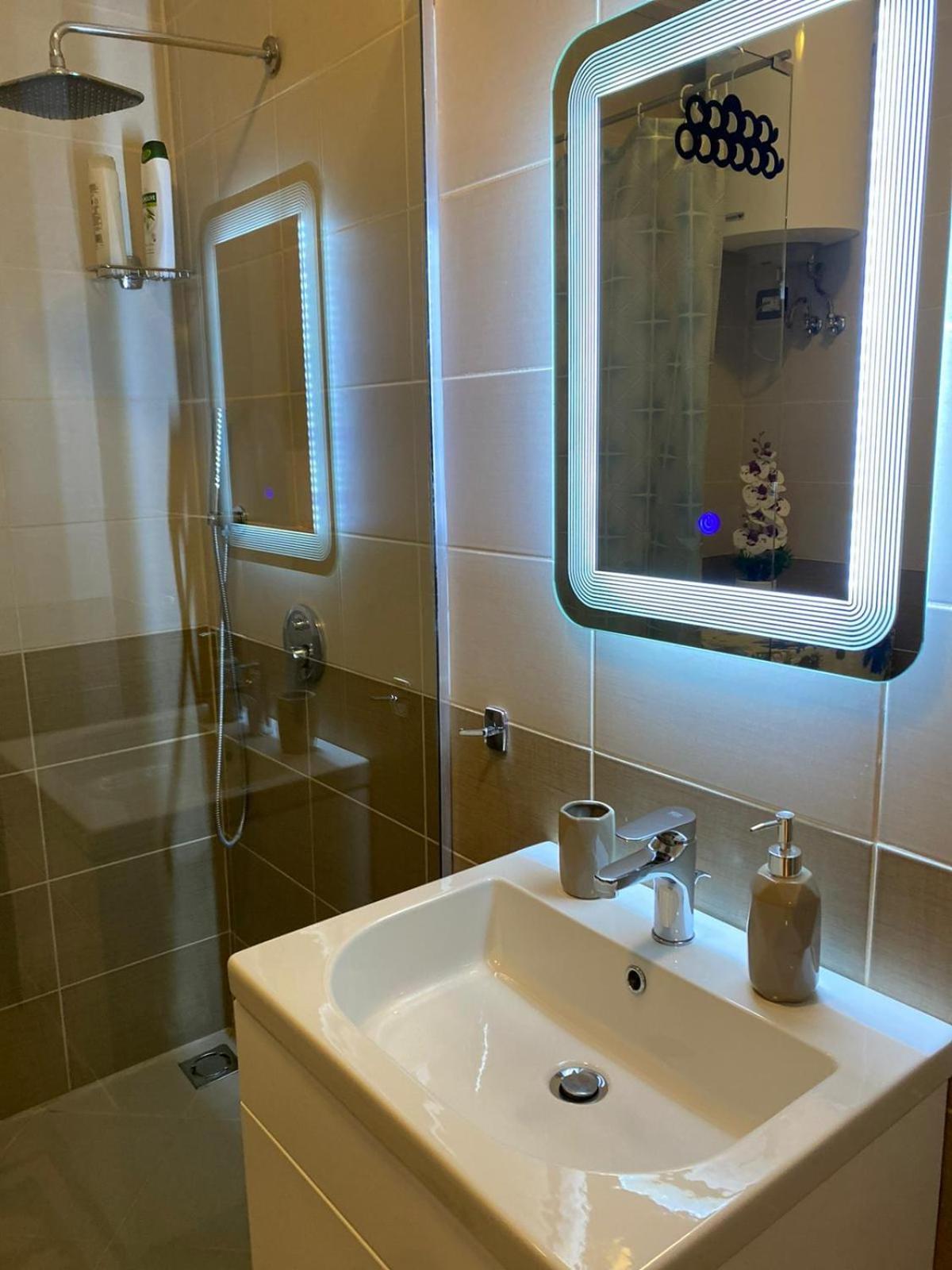 Nemis Apartments In The Centre Of Tirana Four Free Parking Ngoại thất bức ảnh
